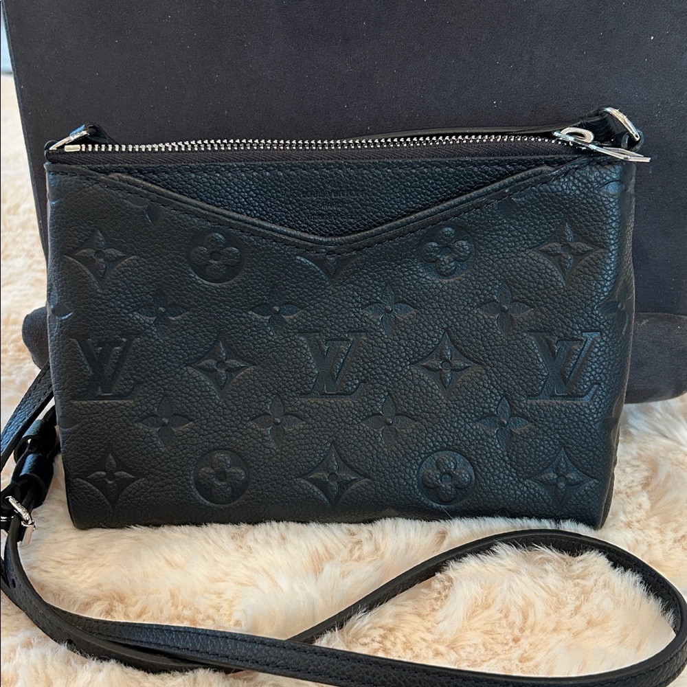 Louis Vuitton Elegant Black Crossbody Bag